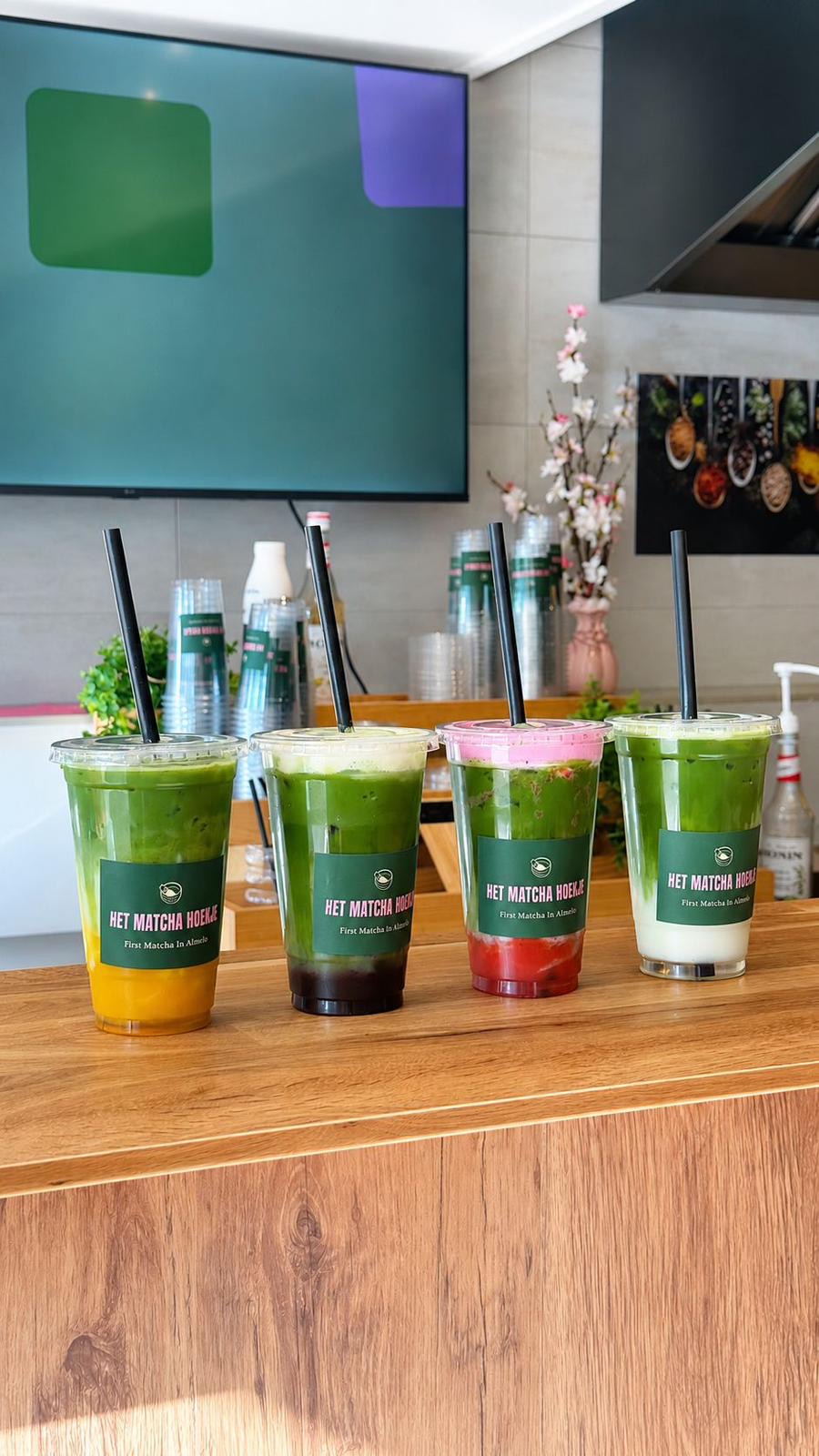 Vier iced matcha's op de bar: mango, strawberry, berry en classic